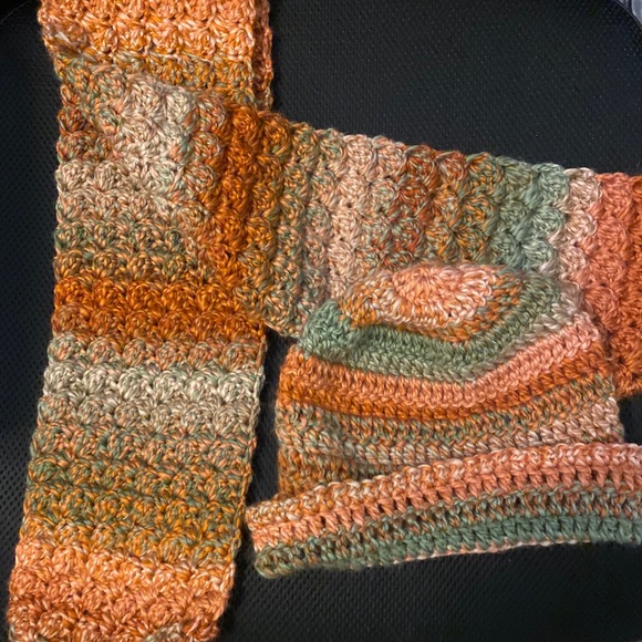 New Hand knit matching Hat and Scarf - Picture 3 of 3